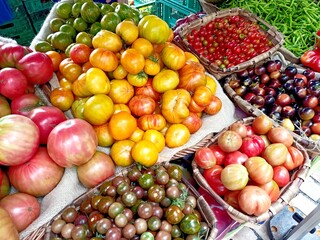 Surtido de tomates variados en el mercado