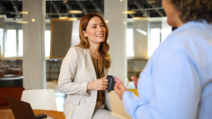 Obraz premium Two female colleagues discussing business