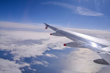 Aile d'avion dans le ciel