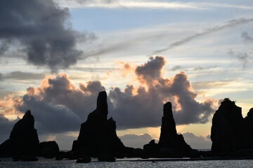橋杭岩の夜明けと雲の切れ間の美しい海岸