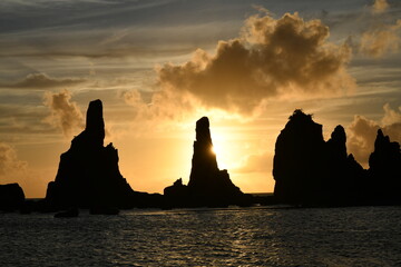 橋杭岩の夜明けと雲の切れ間の美しい海岸