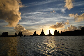 橋杭岩の夜明けと雲の切れ間の美しい海岸