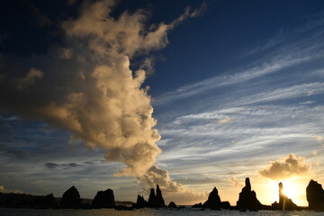 橋杭岩の夜明けと雲の切れ間の美しい海岸