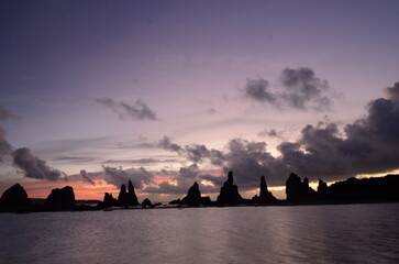 橋杭岩の夜明けと雲の切れ間の美しい海岸