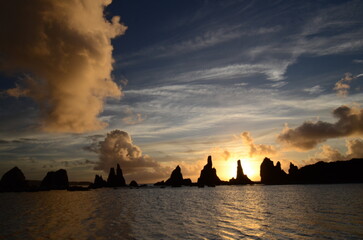 橋杭岩の夜明けと雲の切れ間の美しい海岸