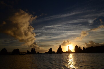 橋杭岩の夜明けと雲の切れ間の美しい海岸