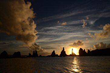 橋杭岩の夜明けと雲の切れ間の美しい海岸