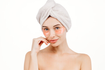 Close-up of a young woman with under-eye patches targeting wrinkles and dark circles. Isolated against a white background, this image emphasizes skincare and the fight against signs of fatigue.