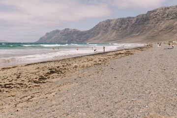 Vista de la playa de Famara y risco de fondo en la isla de Lanzarote 