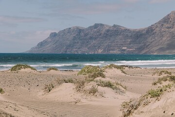 Vista de la playa de Famara y risco de fondo en la isla de Lanzarote 