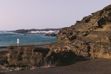  isla de lanzarote  en una playa de arena negra el golfo