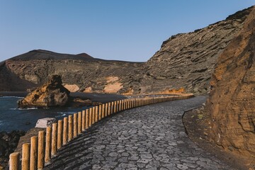  camino isla de lanzarote  en una playa de arena negra el golfo