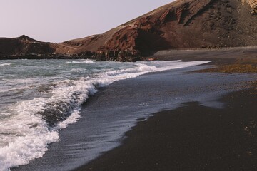  isla de lanzarote  en una playa de arena negra el golfo