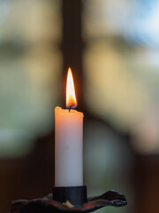 Einen brennende Kerze im Lichterschein mit soften Hintergrund