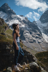 Naklejka premium woman hiking in mountains