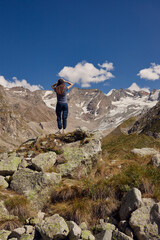 Naklejka premium hiker on top of mountain