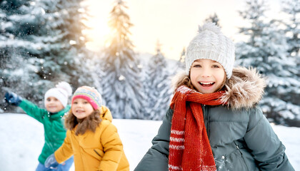 Fototapeta premium Kinder spielen im Schnee 