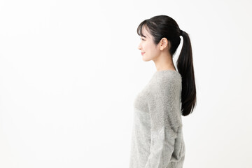 若い女性の横顔
