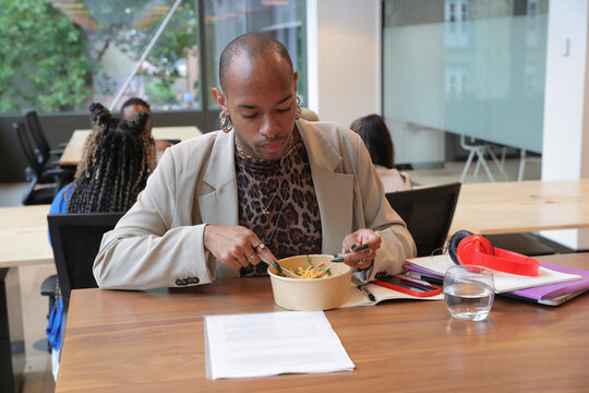 Worker having lunch in office
