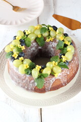 Bolo inteiro e fatiado decorado  e recheado