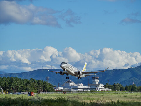 2024年9月23日、長野県松本市の信州まつもと空港、離陸したFDA エンブラエルE-175 10号機 シルバー