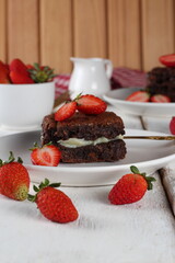 Brownie recheado  com calda de chocolate e morangos