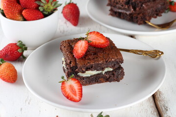 Brownie recheado  com calda de chocolate e morangos