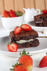 Brownie recheado  com calda de chocolate e morangos