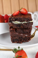 Brownie recheado  com calda de chocolate e morangos