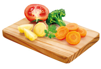 tábua de servir de madeira com tomate, batata brócolis e cenoura isolado em fundo transparente