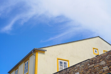 Marcos amarillos en ventana de casa