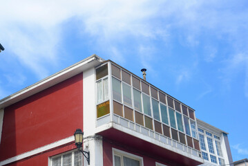 Cristalera cubriendo balcón en edificio