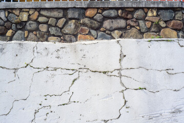 Muro de rocas sobre muro de cemento