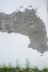 Mancha de cemento en pared blanca exterior