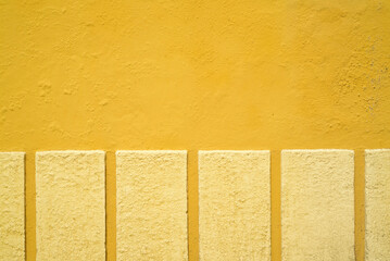 Fototapeta premium Cuadrados amarillos en pared amarillo
