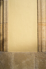 Pared beige entre marcos de piedra