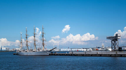 夏青空の横浜港に入港した海王丸II世と横浜ハンマーヘッド