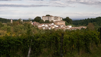 Fototapeta premium Foto scattata nelle colline attorno a Tassarolo al suo famoso castello.