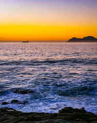 Atardecer en la costa con el mar y las Islas Cíes. Ría de Vigo. Rías Baixas. Pontevedra. Galicia. España. Europa.