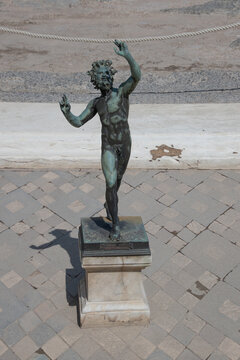 La statue en bronze du Faune ou satyre dansant. Pomp&eacute;i