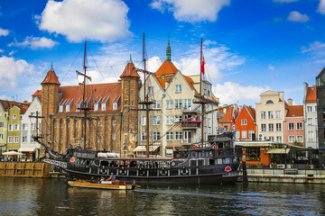 Fototapeta premium Beautiful city of Gdansk in the margins of the Motlawa river with the touristic boats and coloured buildings