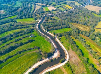Selbstklebende Fototapeten Vista aérea de uma paisagem mista florestal e agrícola com linhas de água chamado bocage.  © António Duarte