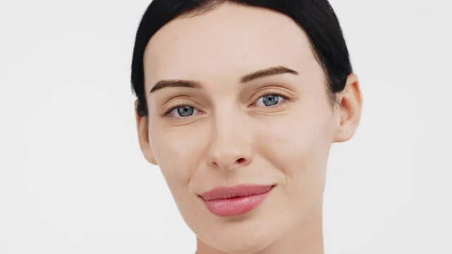 A portrait of a woman with blue eyes showcasing her smile with braces. This image highlights dental health and self-confidence, creating an atmosphere of positive energy.