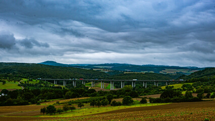 Fototapeta premium Autobahnbrücke über Landschaft