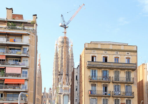 Vista de la Sagrada Familia entre edificios de viviendas