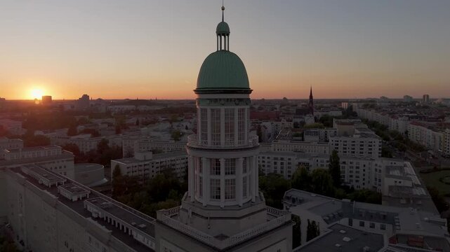 Luftaufnahme mit Drohne des Sonnenuntergangs &uuml;ber der Karl-Marx-Allee mit Blick vom Frankfurter Tor bis zum Fernsehturm, Friedrichshain, Berlin.