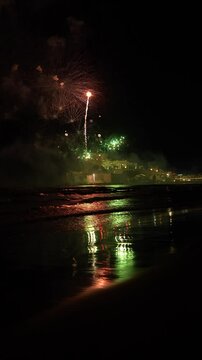 Fuegos artificiales en la playa a camara lenta