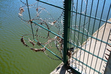 Stacheldraht am Wasser