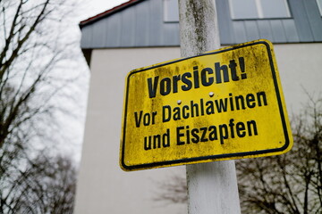 Dachlawine Warnschild