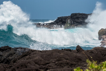 Grosse vague d'écume à Cap Méchant à la Réunion, France